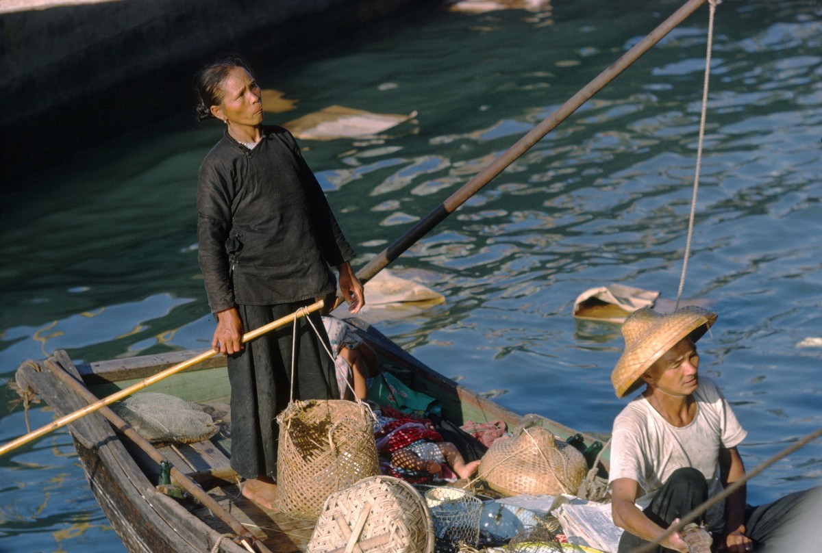 Торговцы рыбой в бухте Виктория, Коулун, Гонконг, 1962. Автор Мартин Карплус