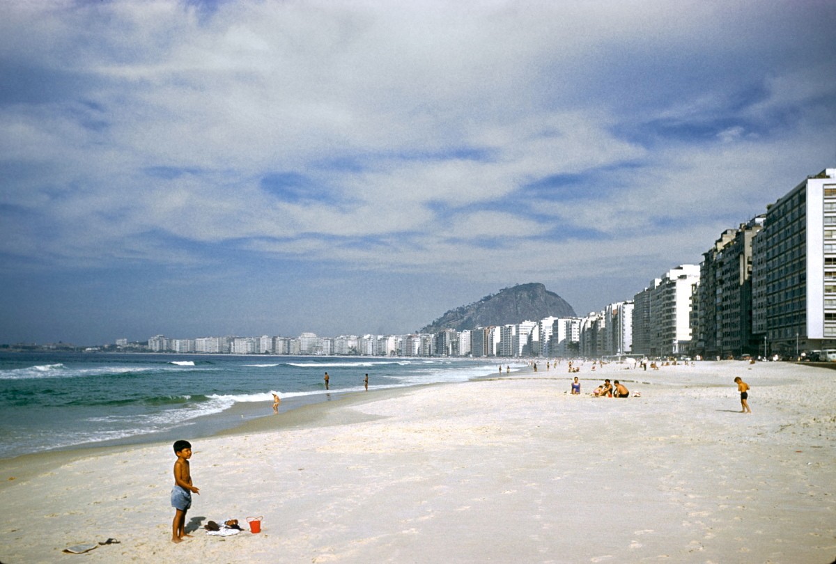 Пляж Копакабана в Рио-де-Жанейро, 1960. Автор Мартин Карплус
