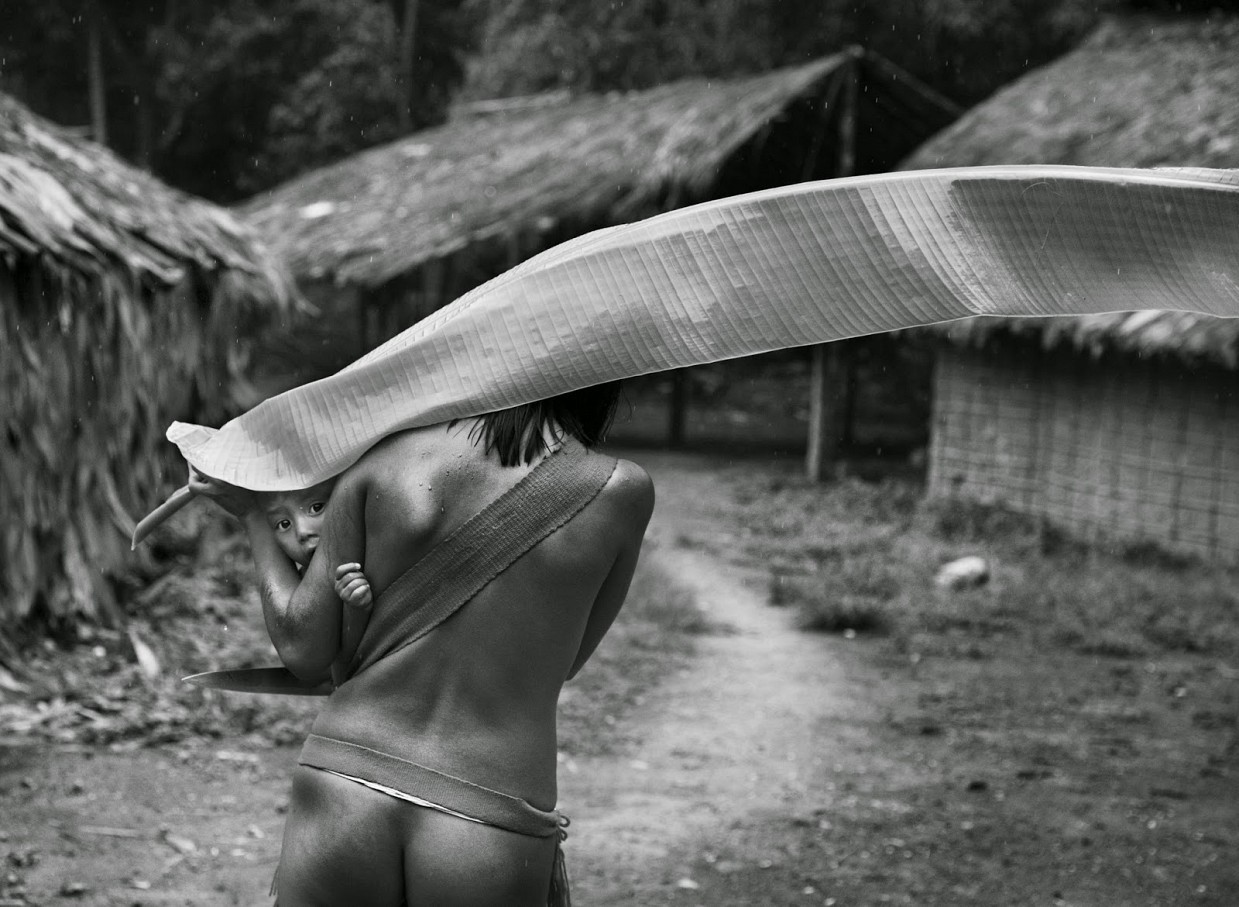 В деревне племени яномама. Автор Себастьян Сальгадо