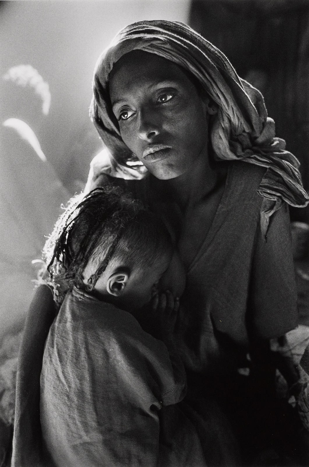 Мать и дитя в лагере для беженцев, Эфиопия, 1984. Автор Себастьян Сальгадо