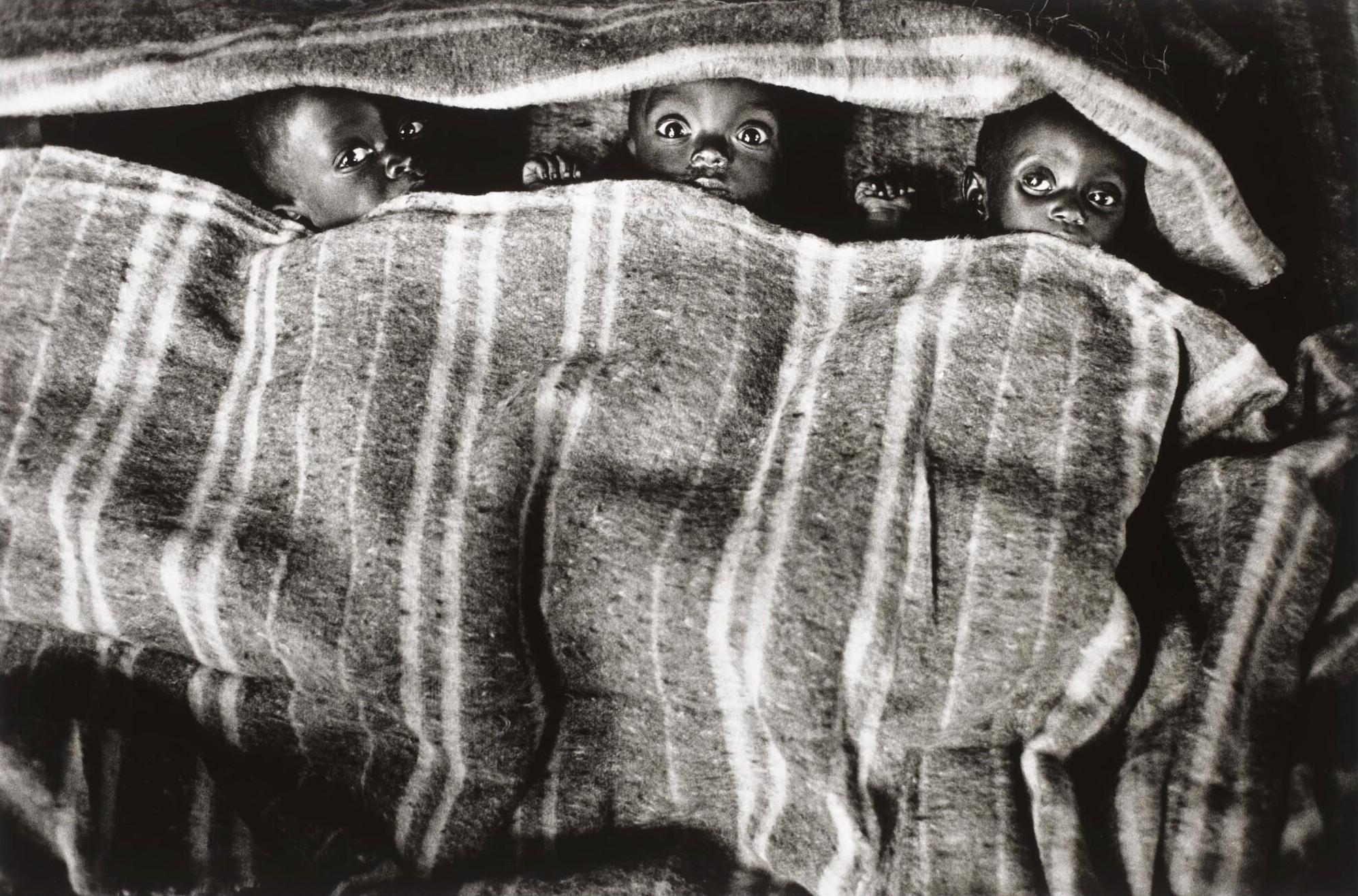 Три сироты в детском доме при больнице в лагере Кибумба, Заир, 1994. Автор Себастьян Сальгадо