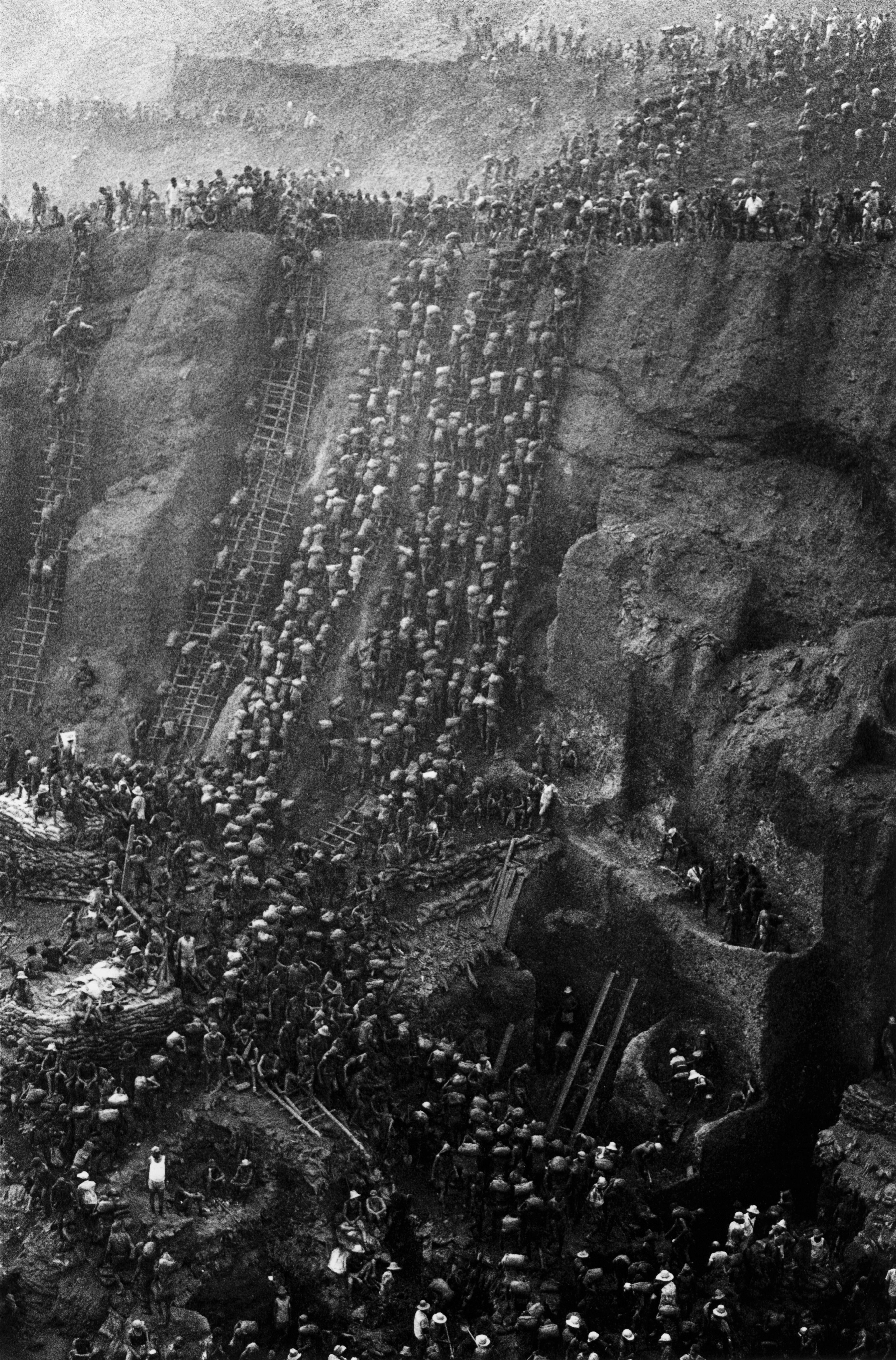 Золотая лихорадка на руднике Серра Пелада, Бразилия, 1986. Автор Себастьян Сальгадо