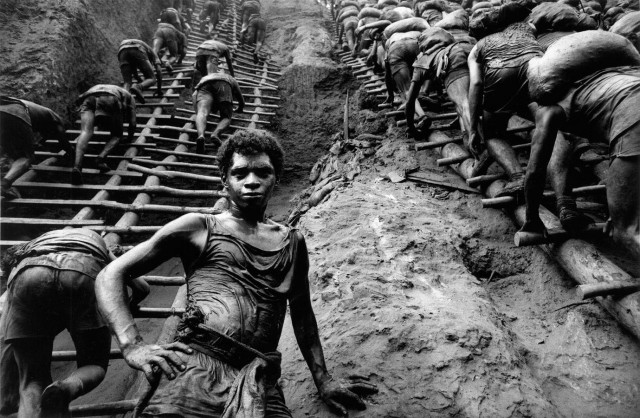 Рабочие на золотом руднике, Серра Пелада, Бразилия, 1986. Автор Себастьян Сальгадо