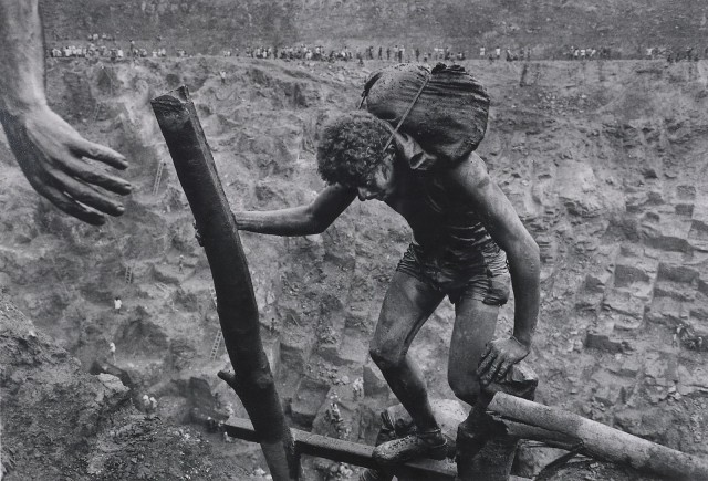 Рабочий на руднике Серра Пелада, Бразилия, 1986. Автор Себастьян Сальгадо