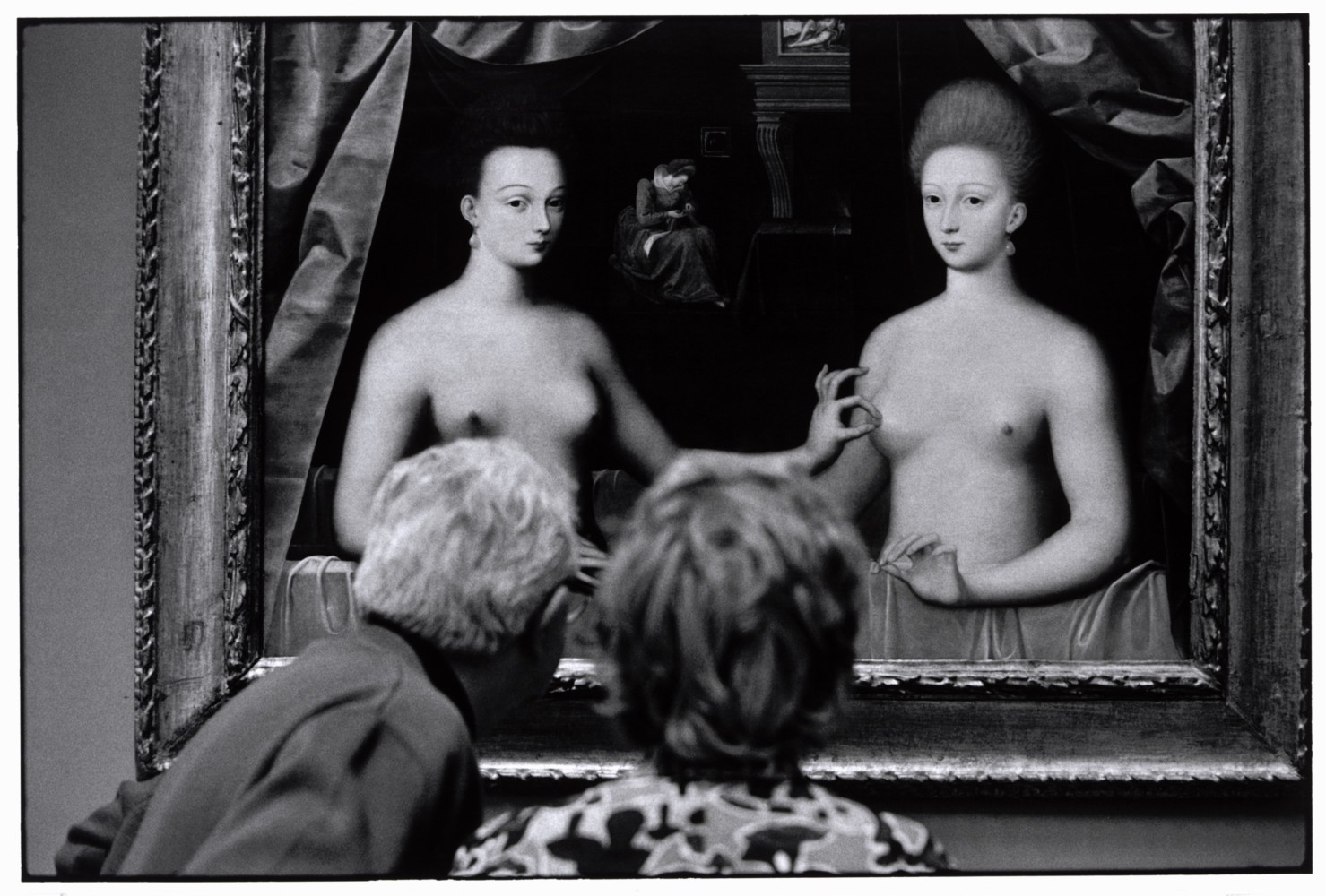 Предполагаемый портрет Габриэль дЭстре (фаворитки Генриха IV) с сестрой. Париж, Франция, 1975. Автор Эллиотт Эрвитт