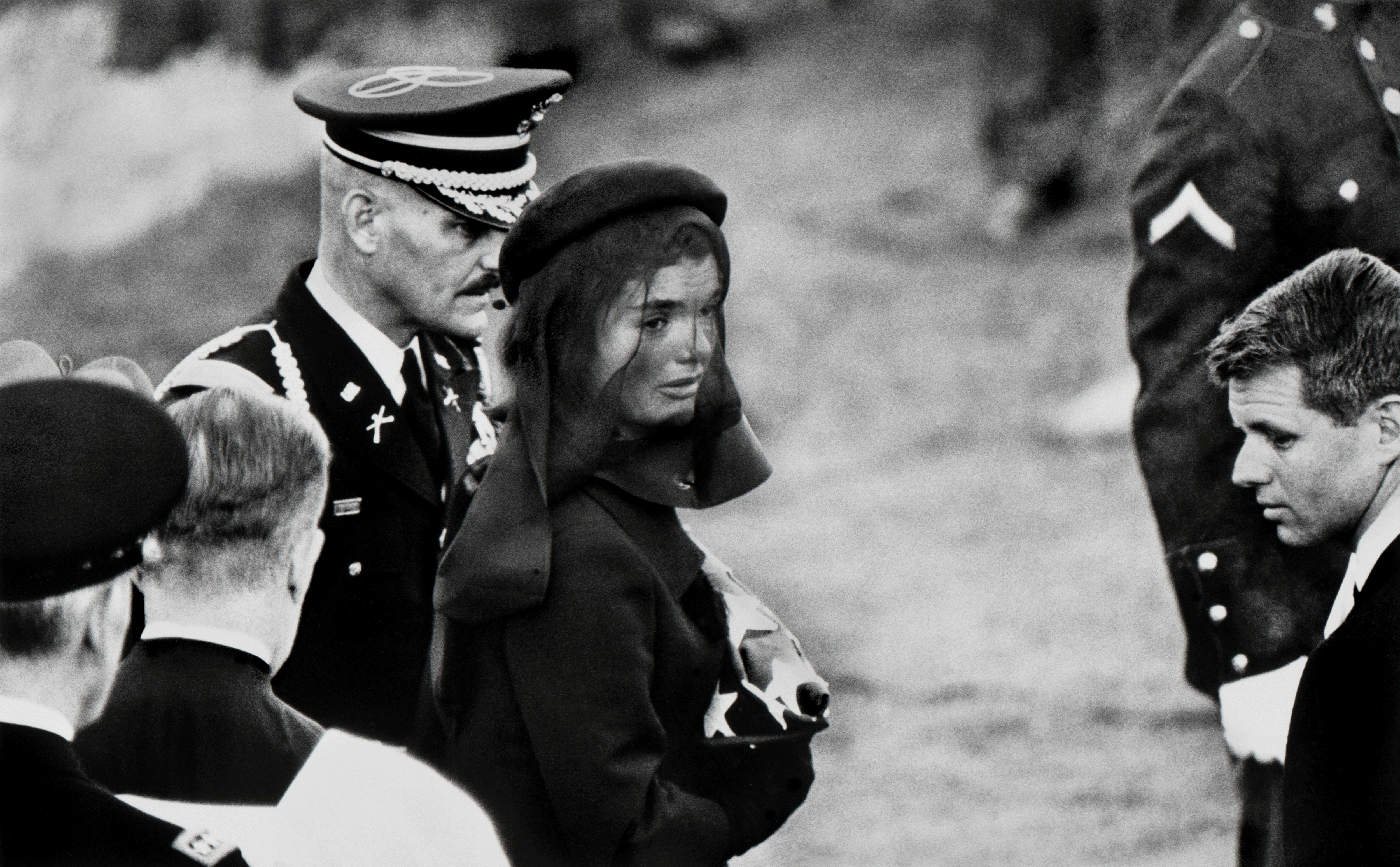 Жаклин Кеннеди на похоронах Джона Ф. Кеннеди. Арлингтон, Виргиния, 1963. Автор Эллиотт Эрвитт