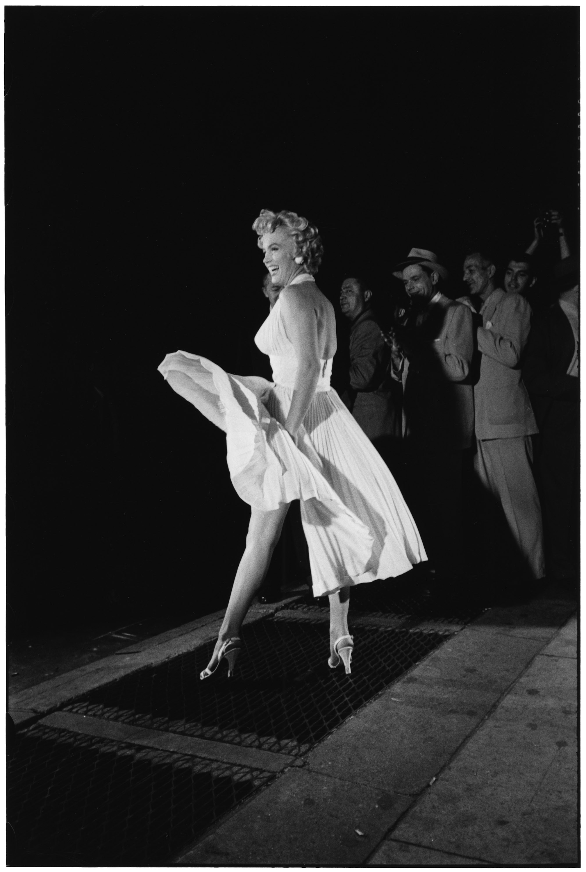 Мэрилин Монро на съёмках сцены на вентиляционной решетке в фильме Зуд седьмого года. Нью-Йорк, 1954. Автор Эллиотт Эрвитт