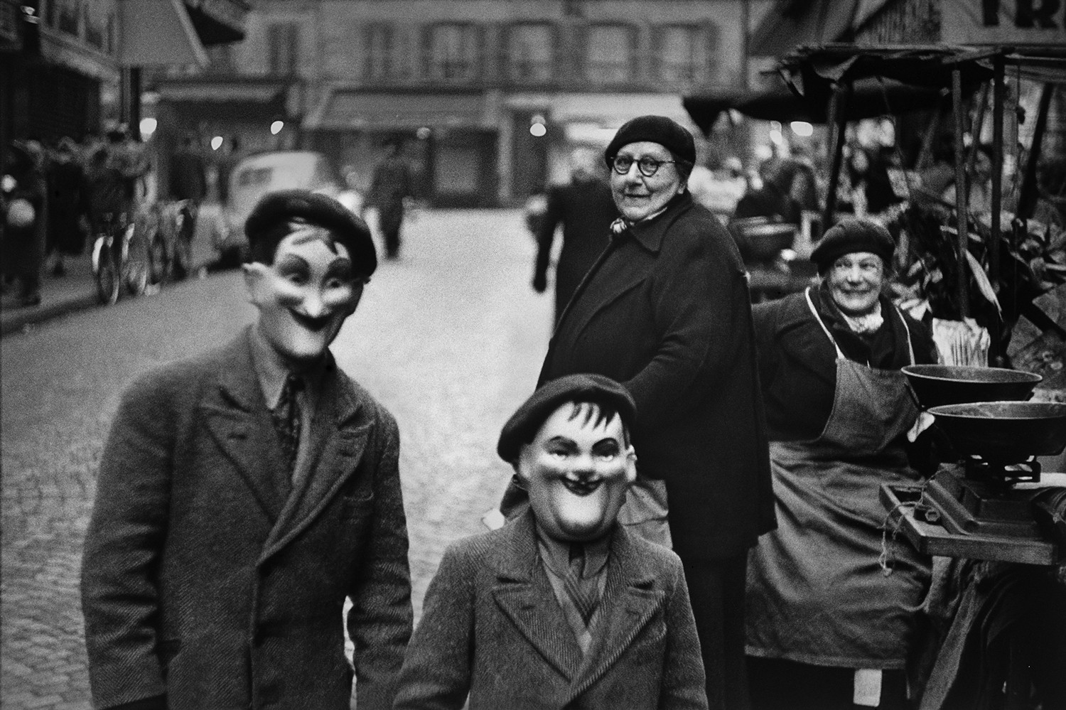 Дети в масках, Париж, Франция, 1949. Автор Эллиотт Эрвитт