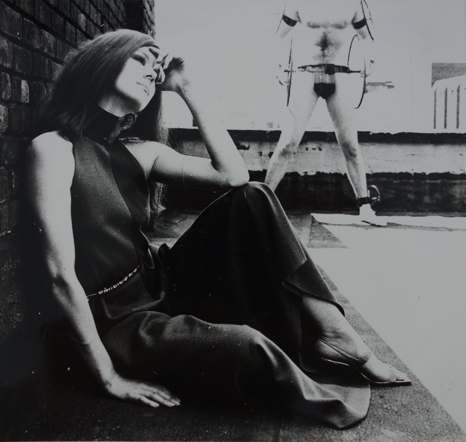 На крыше с мужчиной моделью, 1966. Автор Ги Бурден