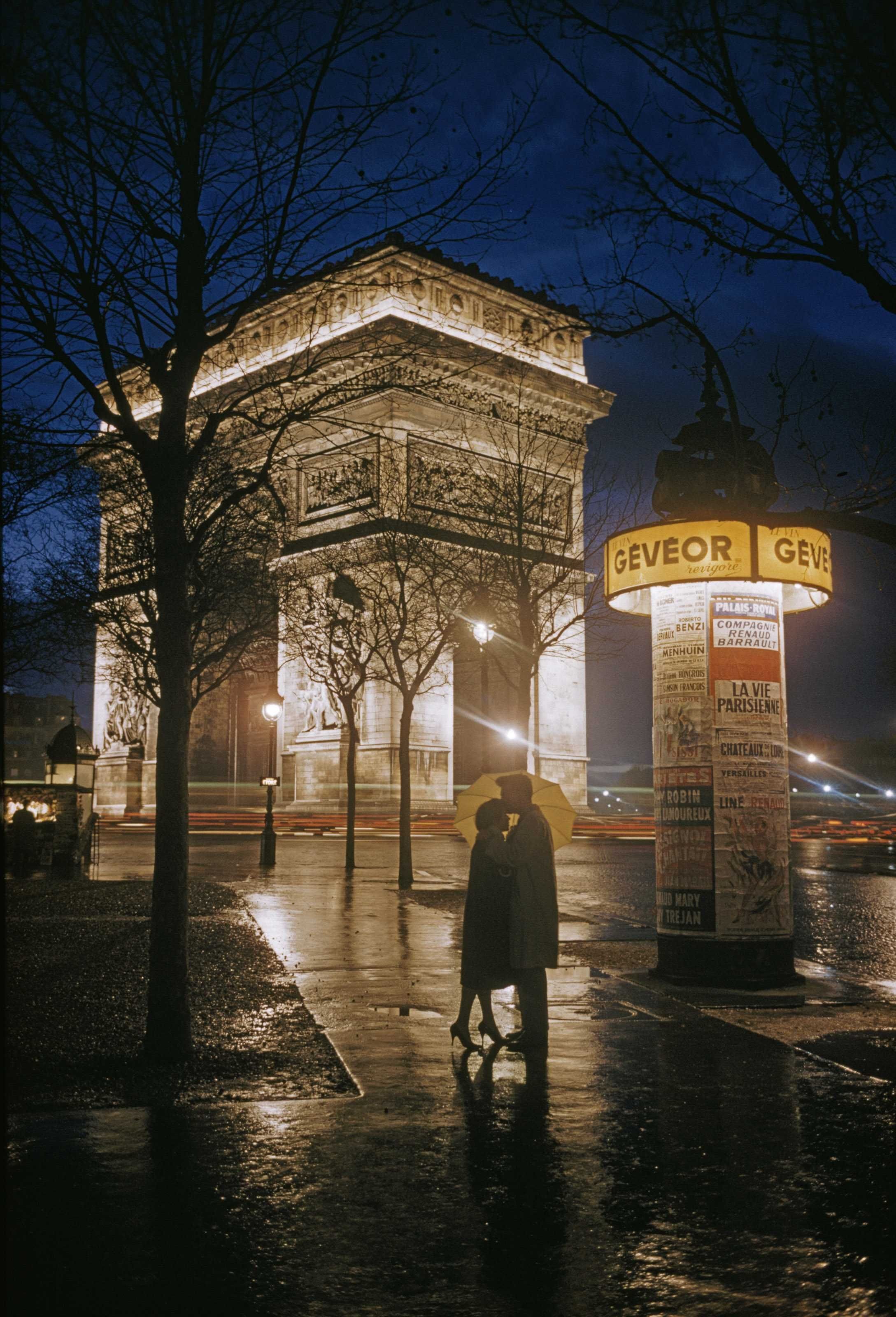 Влюблённые у Триумфальной арки в Париже, 1960. Фотограф Томас Неббиа
