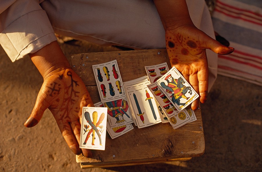Гадалка показывает свои карты на площади Джамаа-эль-Фна в Марракеше, Марокко, 1971. Фотограф Томас Дж. Аберкромби