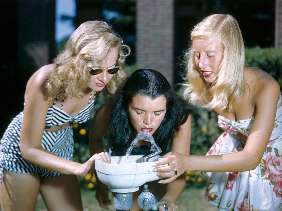 Девушки у питьевого фонтанчика в Нью-Йорке, 1948. Фотограф Б. Энтони Стюарт