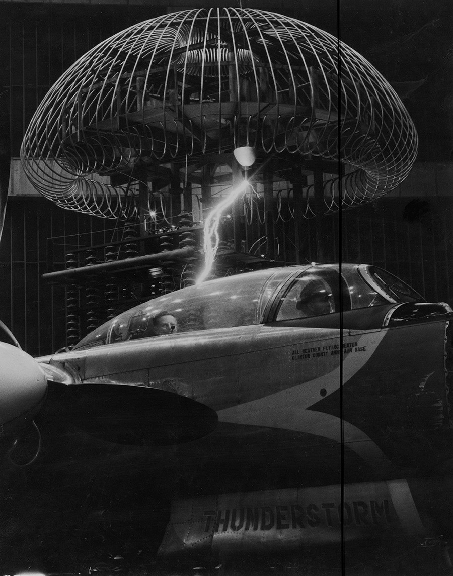 Демонстрация удара молнии в металлический самолёт, США, 1950