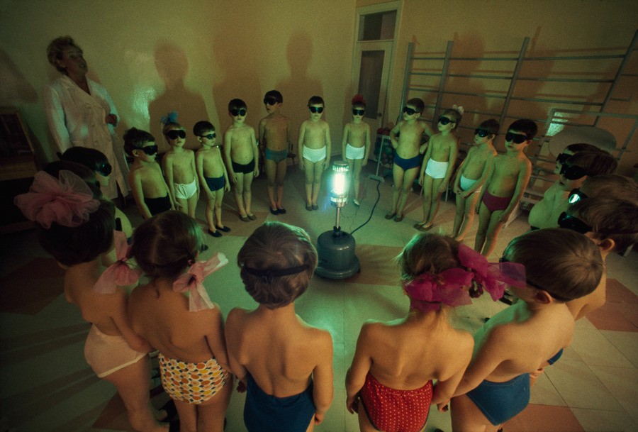 Дети вокруг ультрафиолетовой лампы получают витамин D в Мурманске, СССР, 1977. Фотограф Дин Конгер