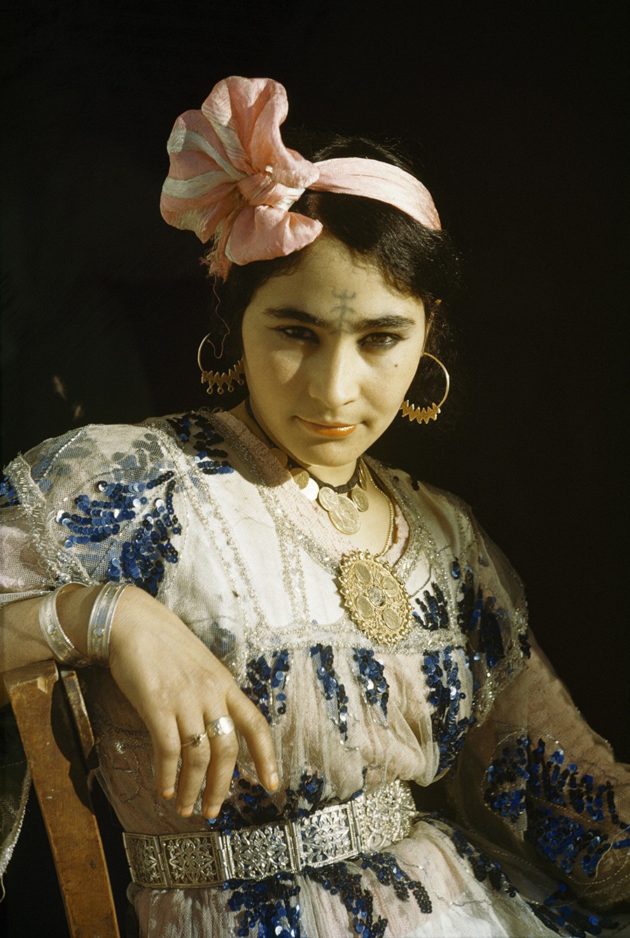 Женщина с татуировкой танцоров, Алжир, 1949. Фотограф Мейнард Оуэн Уильямс