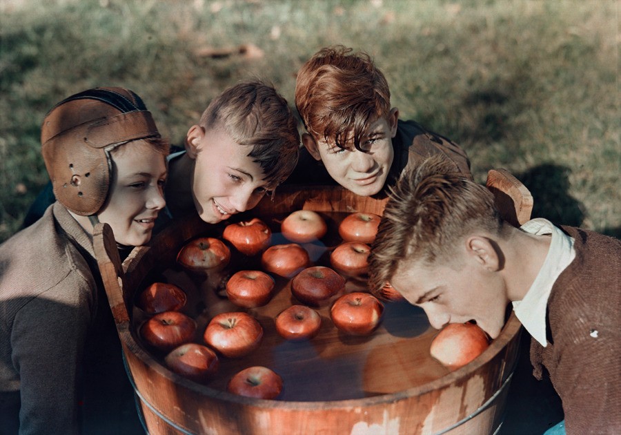 Забава с яблоками в Мартинсберге, Западная Виргиния, 1939. Фотограф Б. Энтони Стюарт