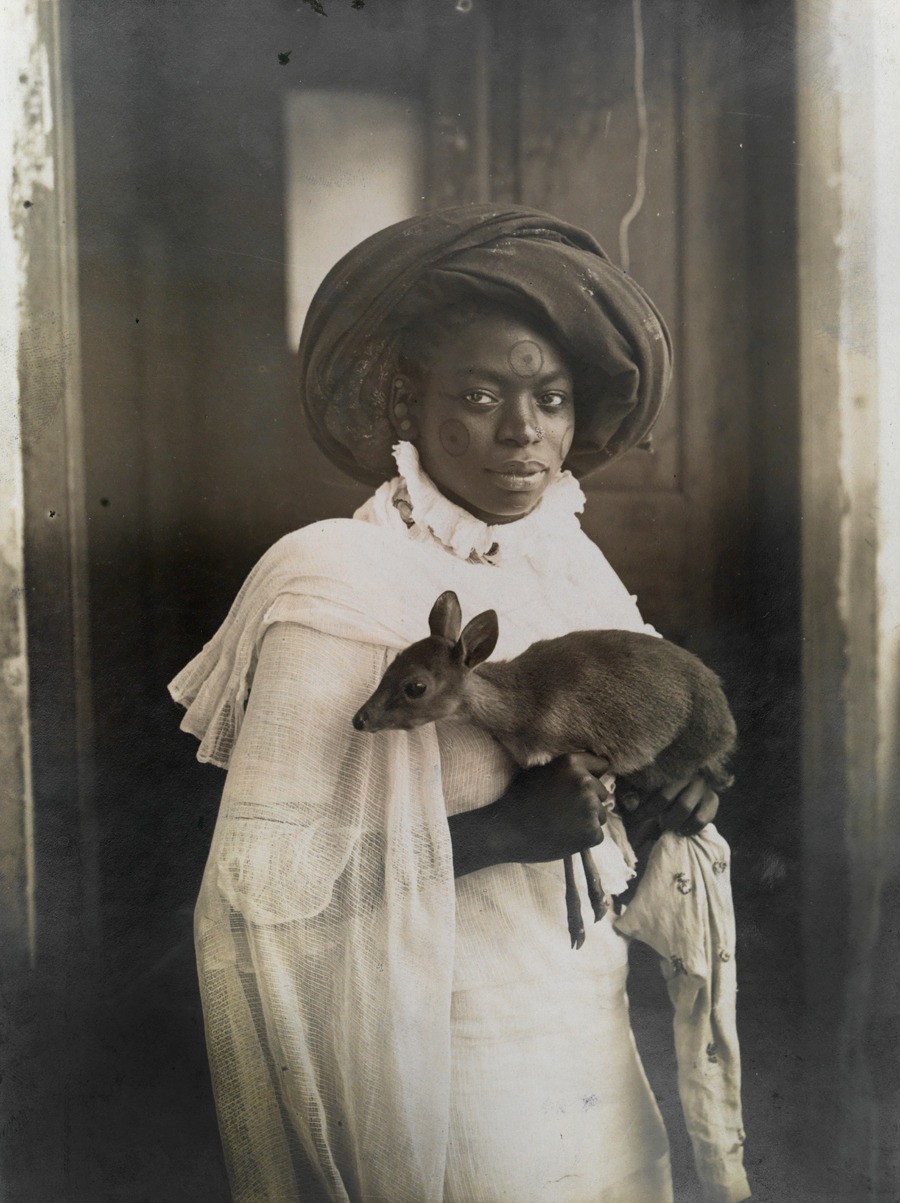 Кенийка с оленёнком в Момбасе, 1909