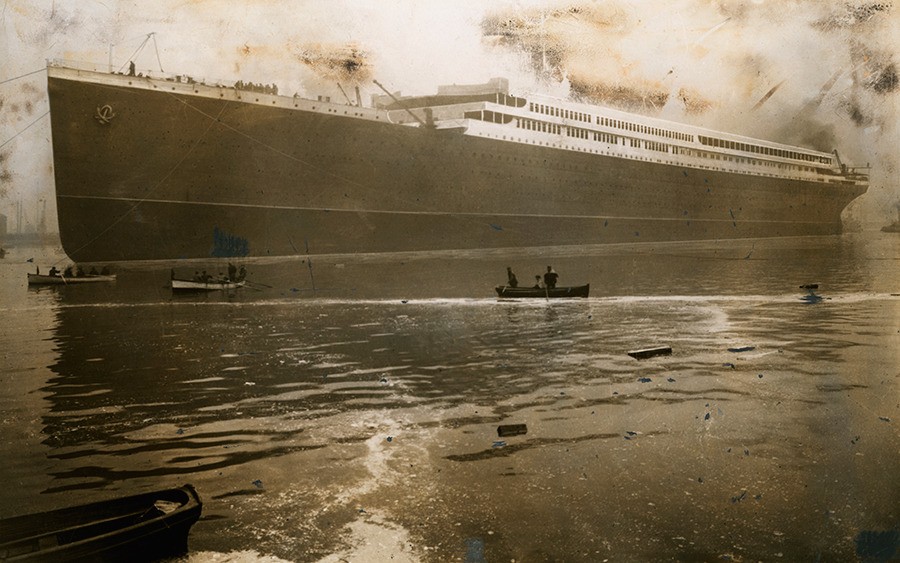 Огромное судно Британник выходит из гавани Белфаста, 1914