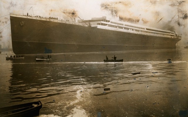 Огромное судно «Британник» выходит из гавани Белфаста, 1914