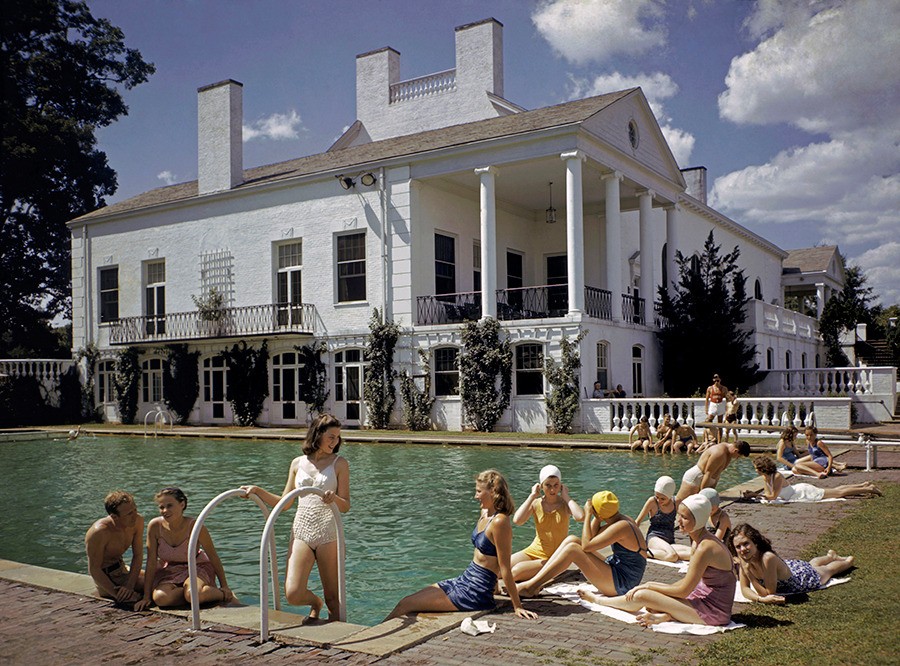 Отдых у бассейна в городе Шарлотт, Северная Каролина, 1941. Фотограф Дж. Бейлор Робертс