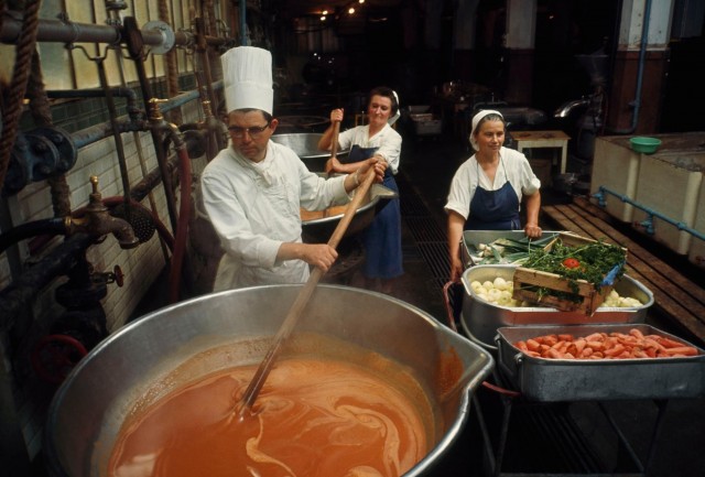 Повар помешивает соус в гигантском чане на фабрике в Нанте, Франция, 1966. Фотограф Дин Конгер