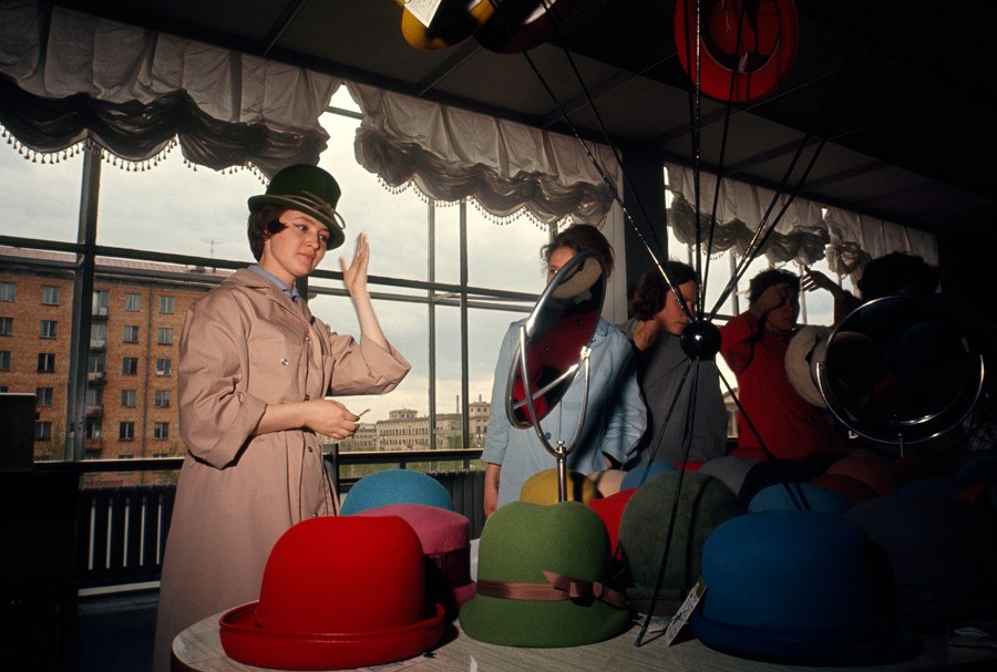 Примерка разноцветных шляп. Москва, 1966. Фотограф Дин Конгер