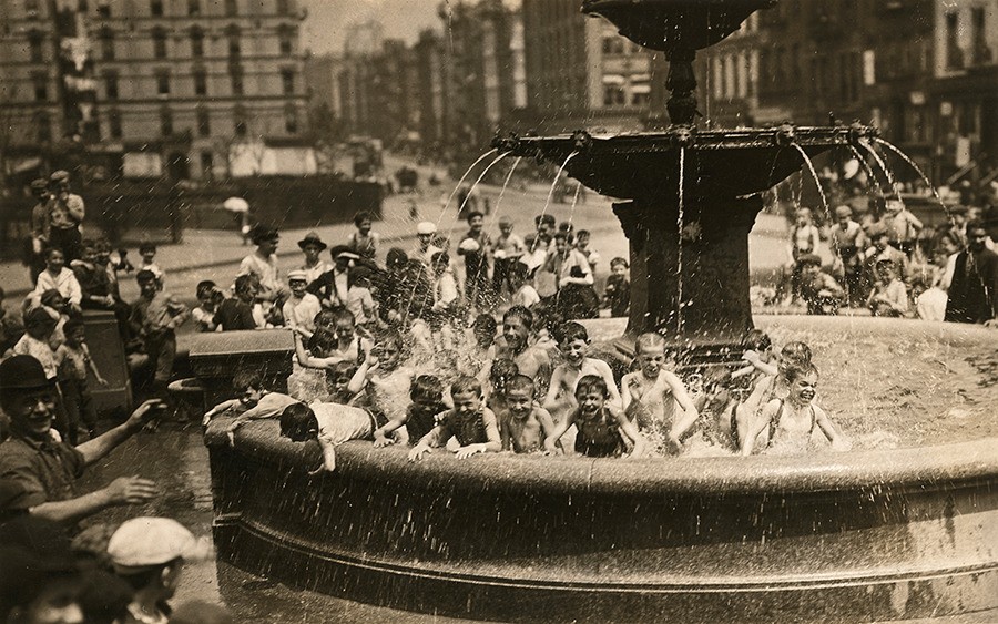 Разносчики газет прохлаждаются в фонтане, Нью-Йорк, 1916. Фотограф Эдвин Левик