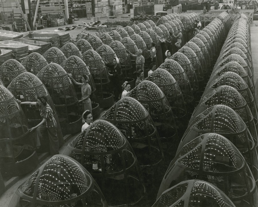 Сборка носовой части бомбардировщиков Дуглас А-20 на заводе Douglas Aircraft Co