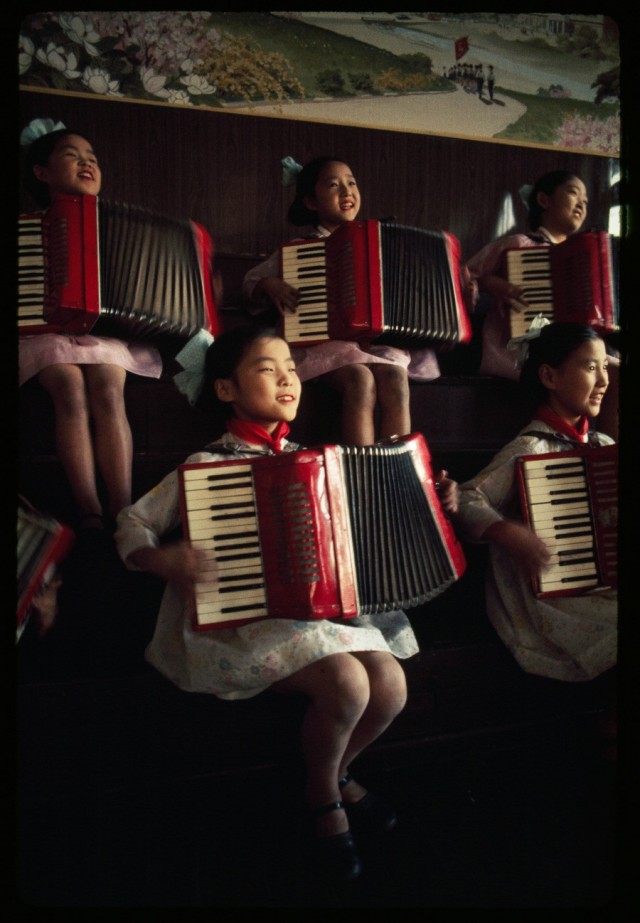 Северокорейские школьницы играют на аккордеонах, 1974. Фотограф Х. Эдвард Ким