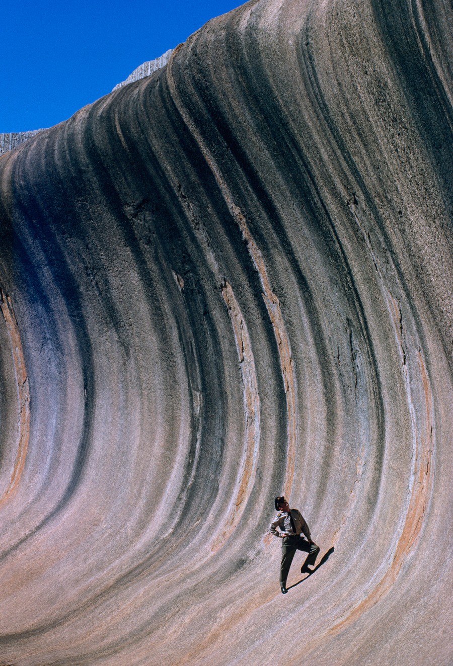 Скала в виде волны над равниной в Западной Австралии, 1963. Фотограф Роберт Б. Гудман