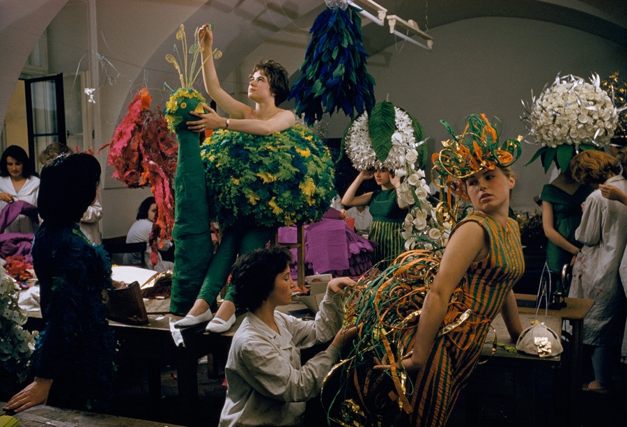 Студенты-модельеры с костюмами павлинов в Вене, Австрия, 1959. Фотограф Фолькмар К. Вентцель