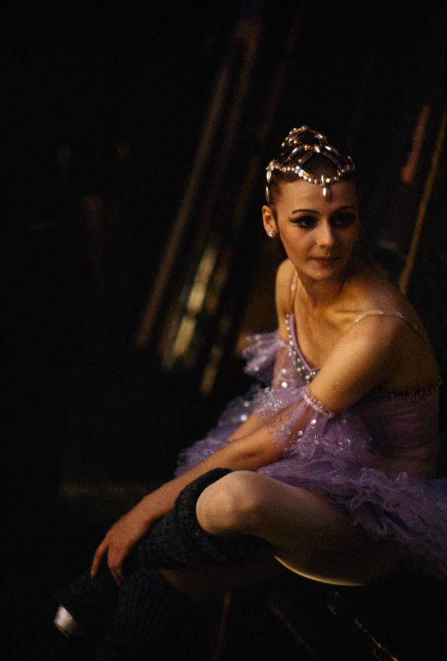 Танцовщица готовится к балетному конкурсу в Москве, 1978. Фотограф Гордон Гаан