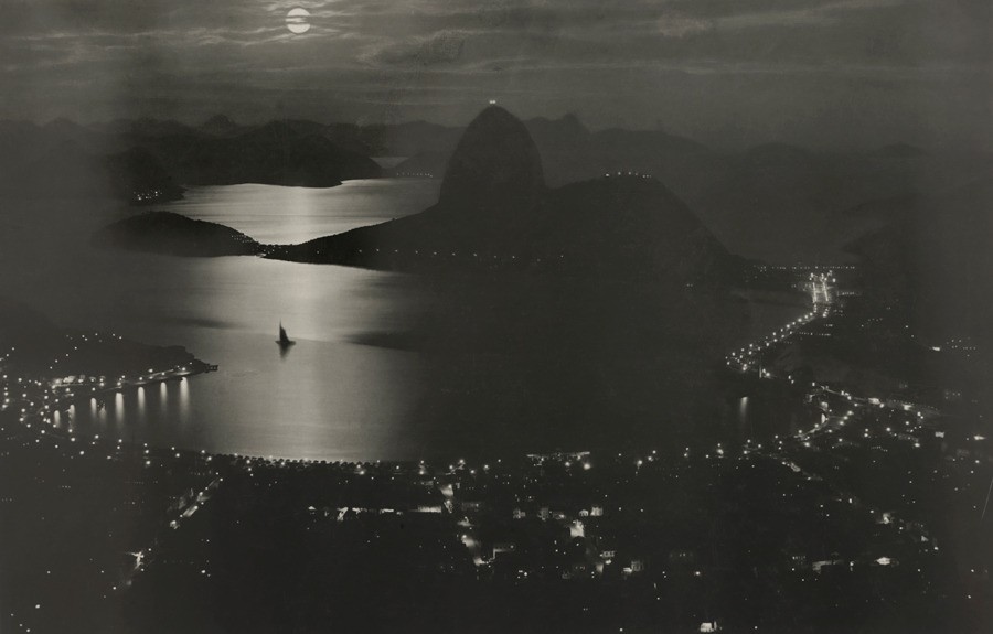 Залив Ботафого и Рио-де-Жанейро ночью, сентябрь 1920 года. Фотография Карлоса Биппуса.