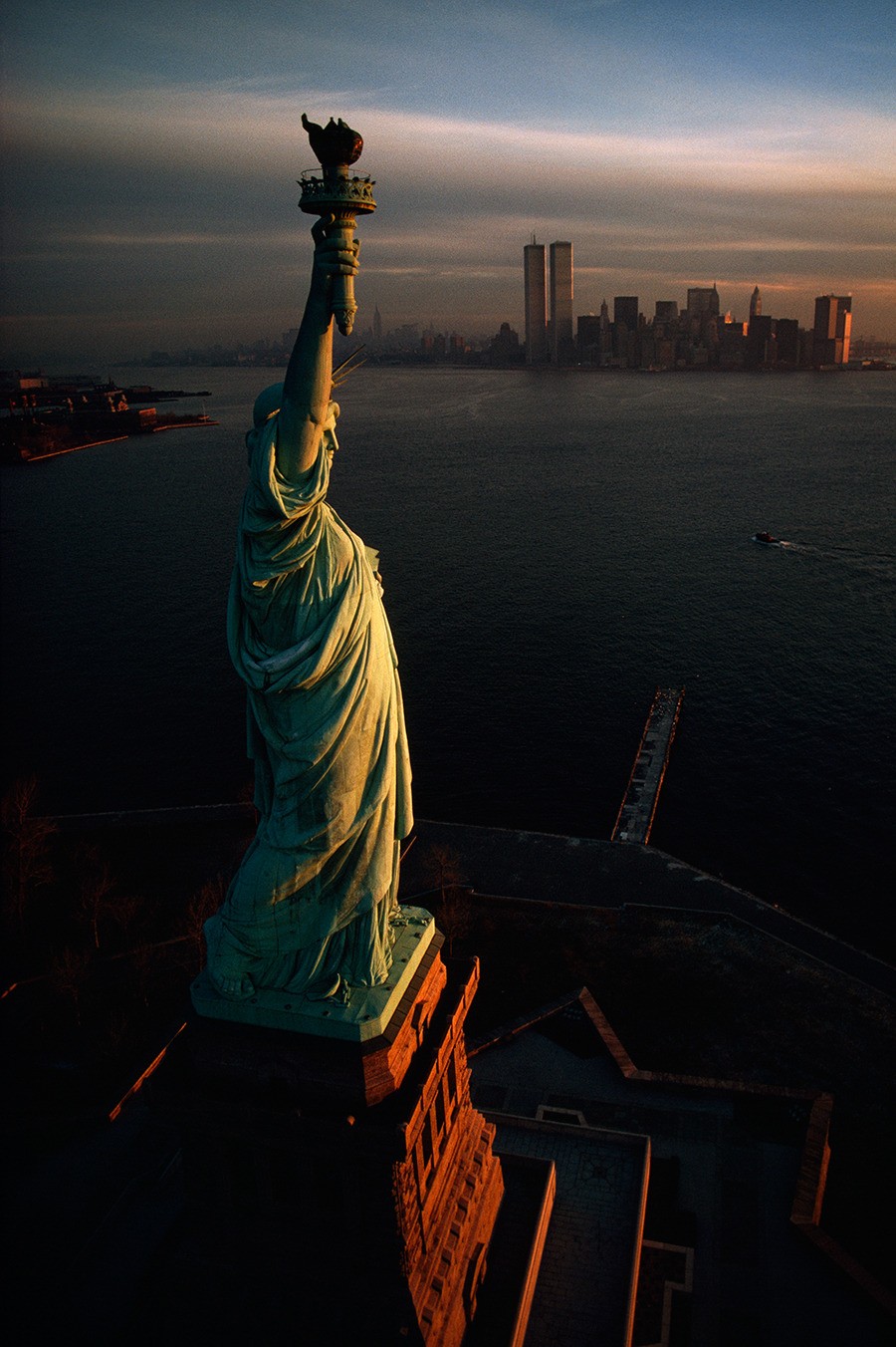 Статуя Свободы встречает рассвет над Нью-Йоркской бухтой, 1978. Фотограф Дэвид Алан Харви