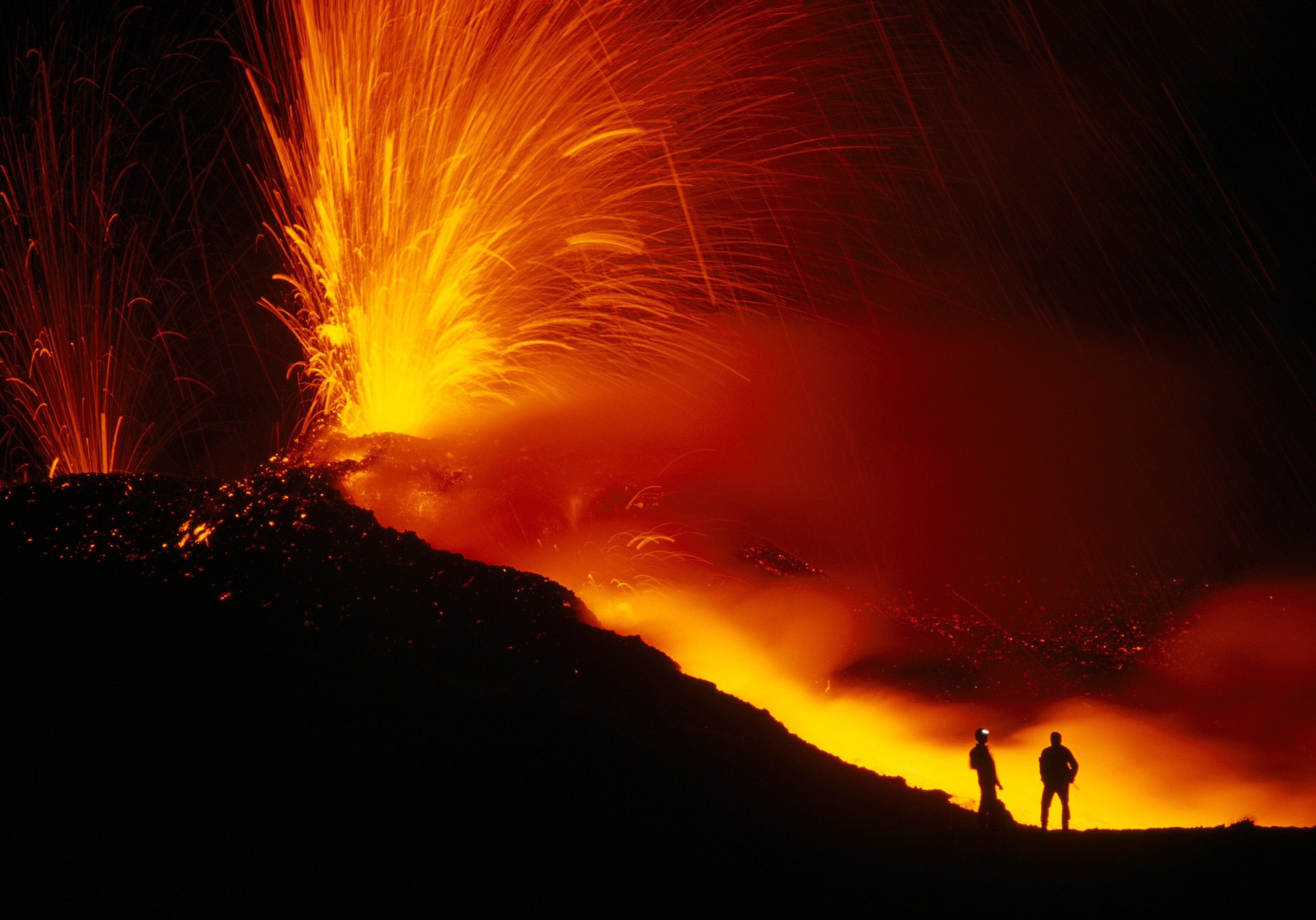 Учёные рядом с извергающимся вулканом Этна, Италия. Фотограф Карстен Питер