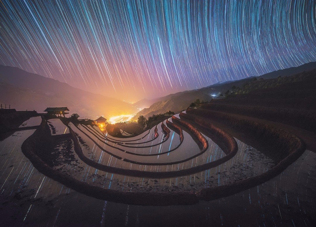 Отражение звёзд в затопленных дождями террасных рисовых полях Вьетнама. Автор Нгуен Хоанг Линь
