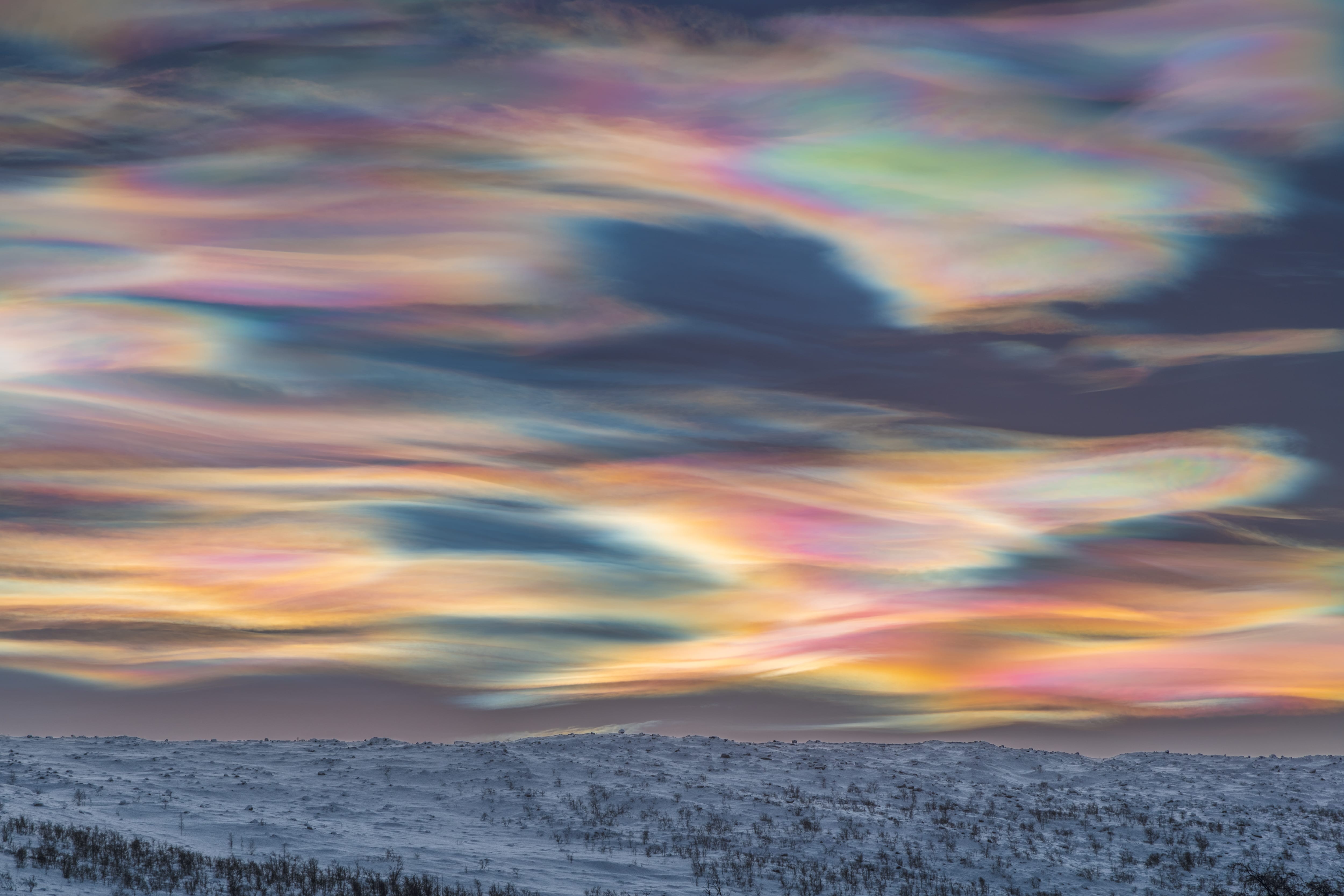 Разрисованное небо. Перламутровые облака в Килписъярви, Энонтекиё, Финляндия. Автор Томас Каст