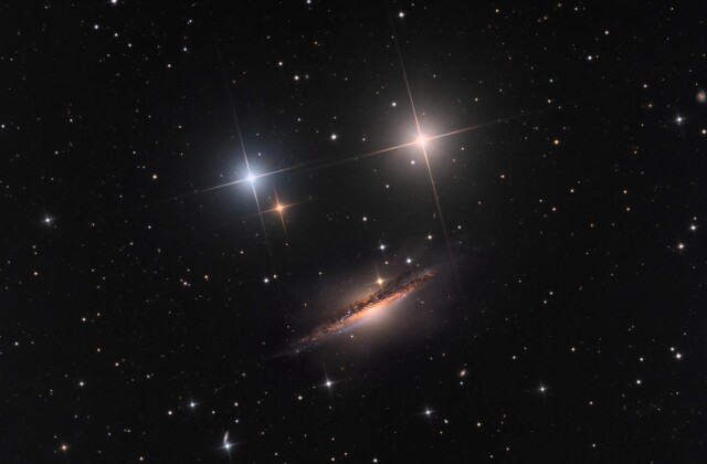 Финалист в категории «Галактики», 2021. Космический смайлик. Спиральная галактика NGC 1055 и яркие звёзды напоминают рожицу. Авторы Николас Роллан и Мартин Пью