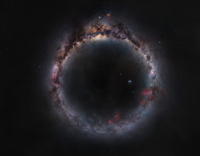 1 место в категории «Галактики», 2021. «Млечное кольцо». 360-градусная панорама Млечного Пути. Северная часть снята в Китае, а южная – в Новой Зеландии. Автор Чжун Ву