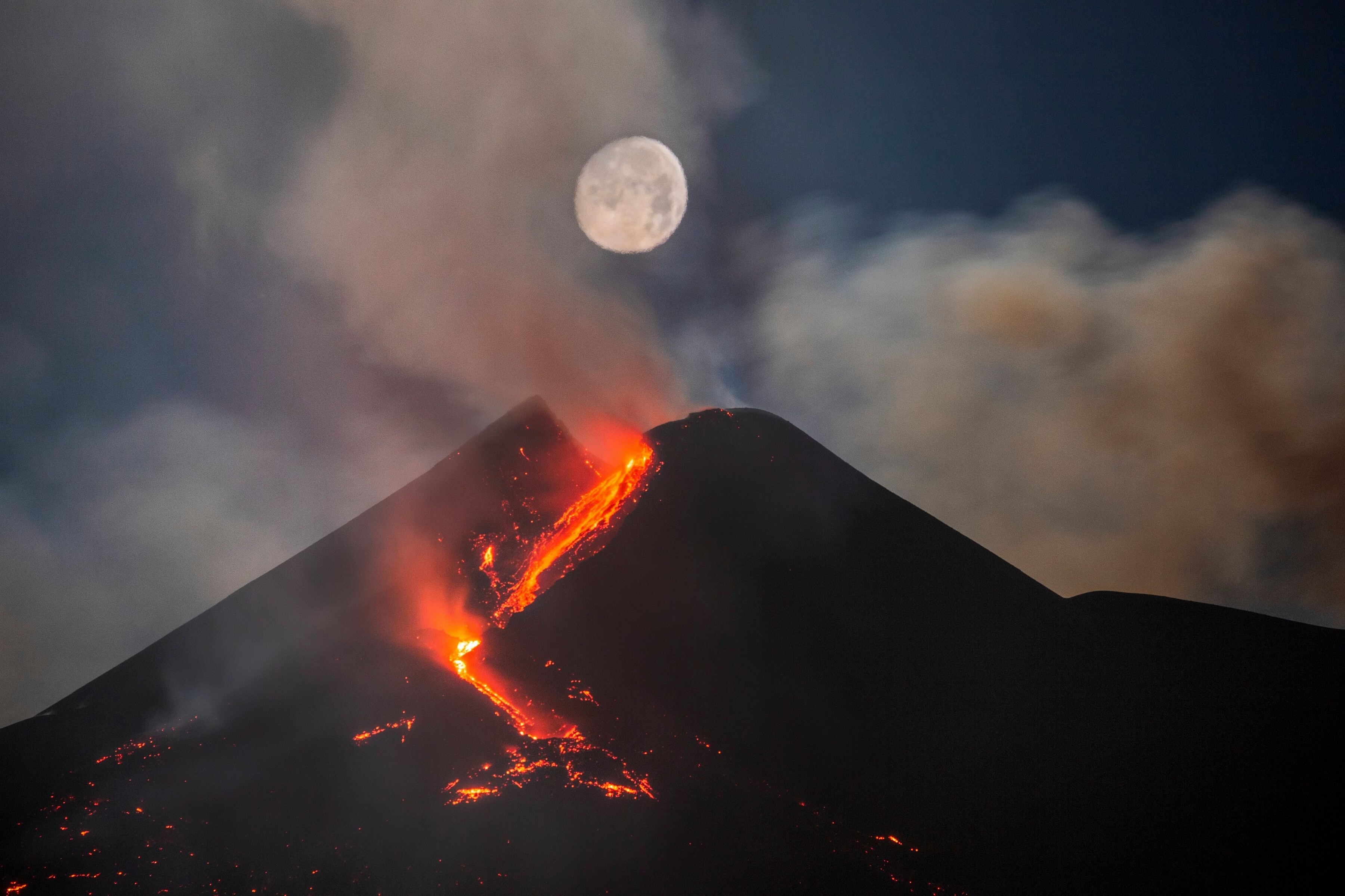 2 место в категории «Небесные пейзажи», 2021. Луна над кратером вулкана Этна, Сицилия, Италия. Автор Дарио Джаннобиле