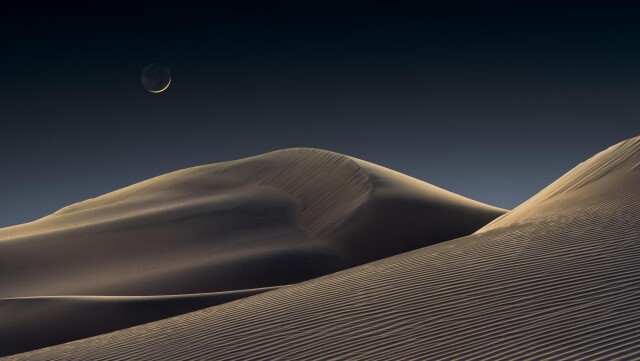 1 место в категории «Небесные пейзажи», 2021. Луна над дюнами. Снято в национальном парке Долина Смерти, США. Автор Джеффри Лавлейс
