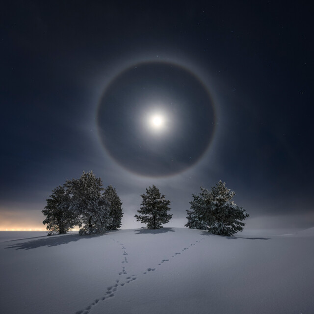 2 место в категории «Наша Луна», 2021. Лунное гало. Снято в Эстерсунде, лен Емтланд, Швеция. Автор Горан Стрэнд