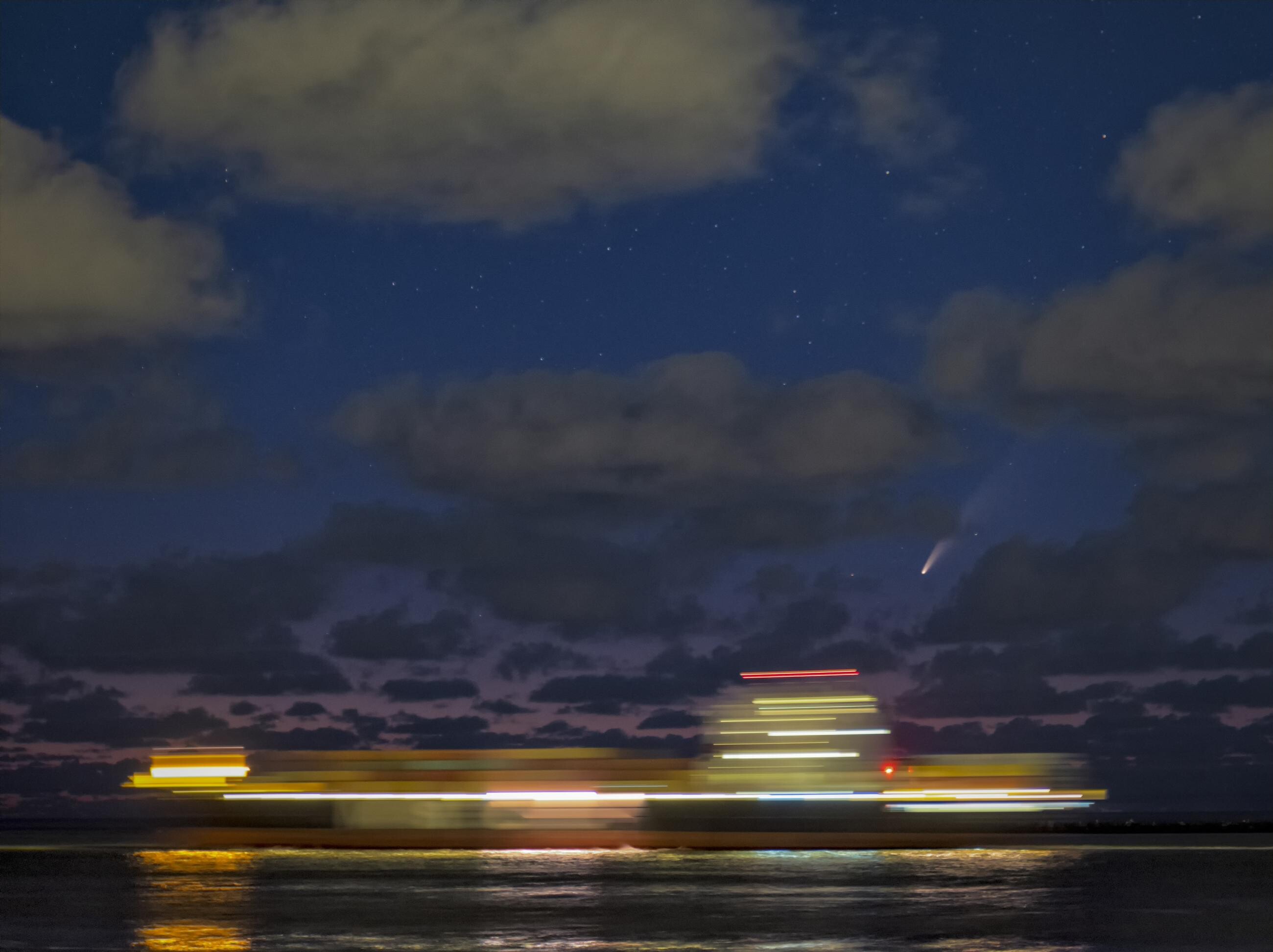 2 место в категории Люди и космос, 2021. Одинокий корабль под звёздами и комета NEOWISE. Снято в Южной Голландии, Нидерланды. Автор Андре ван дер Хувен