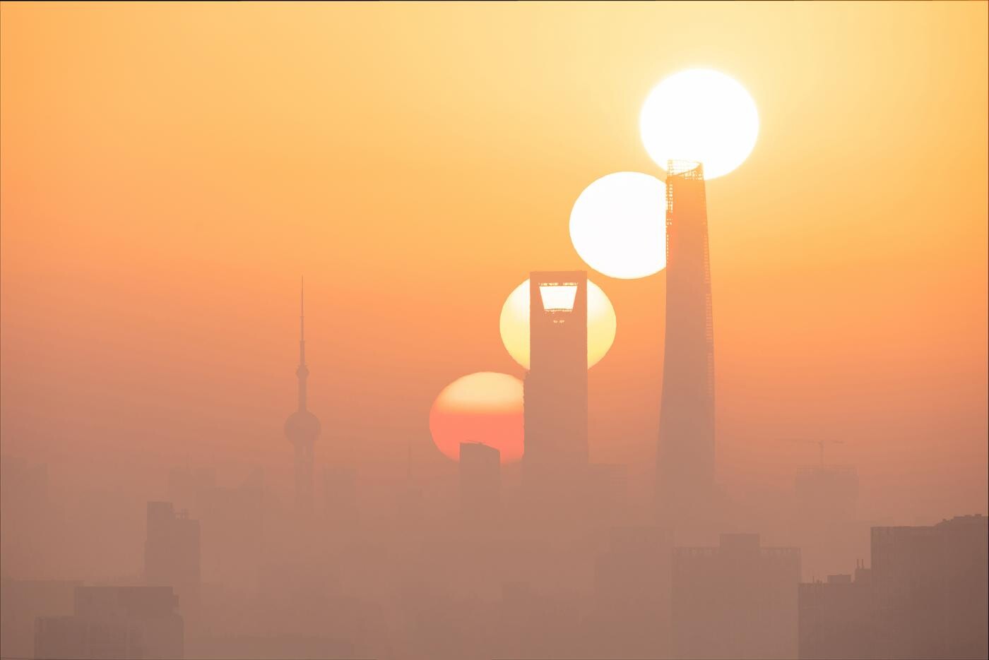 Финалист в категории «Наше Солнце», 2021. Восход в волшебном городе. Шанхай, Китай. Автор Цзяцзюнь Хуа