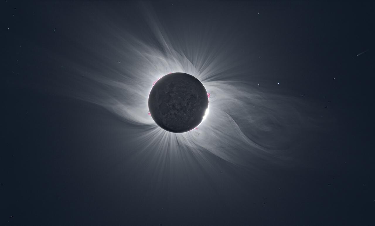 2 место в категории Наше Солнце, 2021. Солнце, разделяющее свою корону с кометой. Снято при полном солнечном затмении в Эль-Куй, Рио-Негро, Аргентина. Автор Винсент Бушама