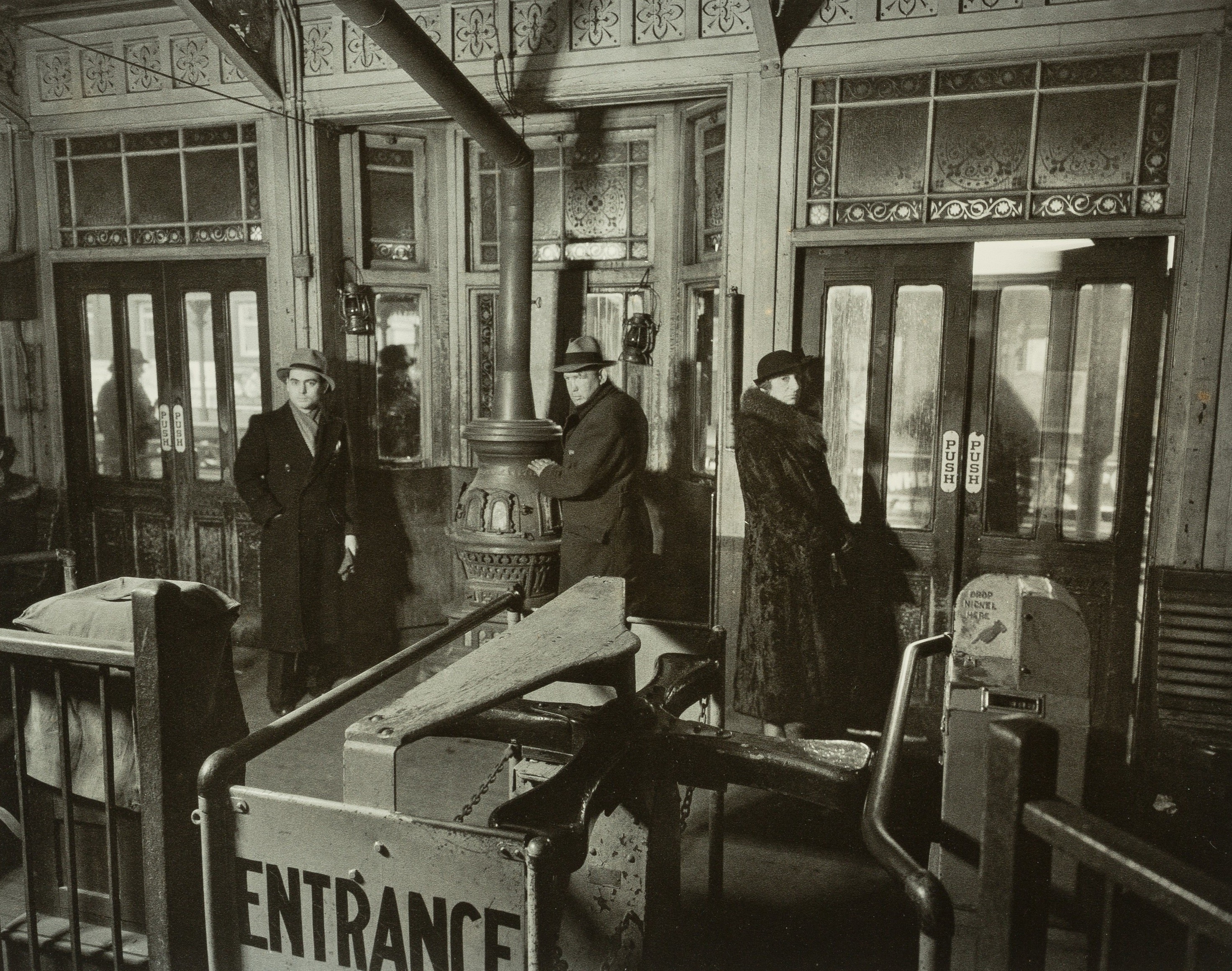 Внутренние помещения вокзала, Даунтаун, 6 февраля 1936. Автор Беренис Эббот