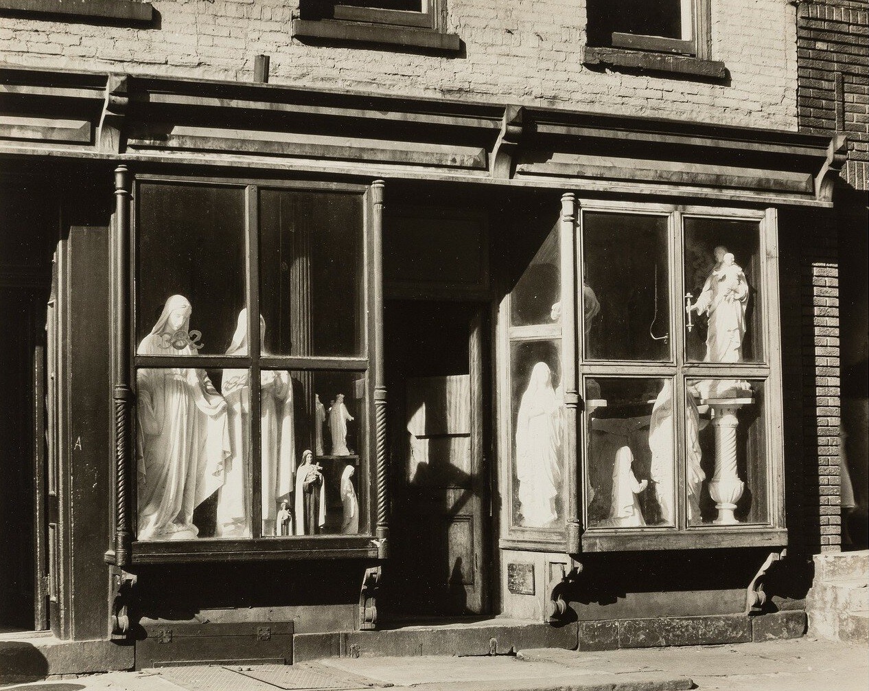 Магазин скульптур на Уотер-стрит, 1930. Автор Беренис Эббот