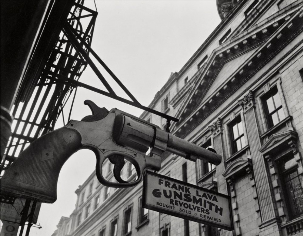 Оружейная у полицейского участка, Манхэттен, 1937. Автор Беренис Эббот