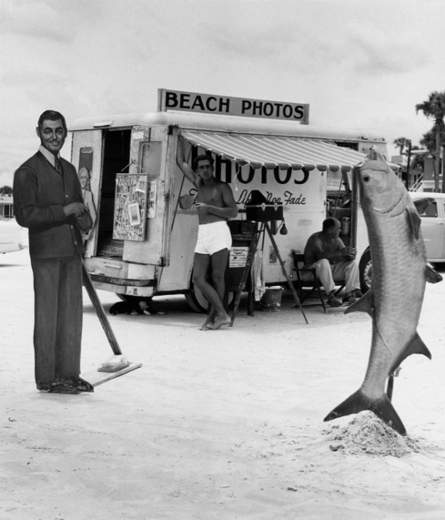 Пляжные фотозоны с рыбой и Кларком Гейблом, Дэйтона-бич, Флорида, 1954. Автор Беренис Эббот