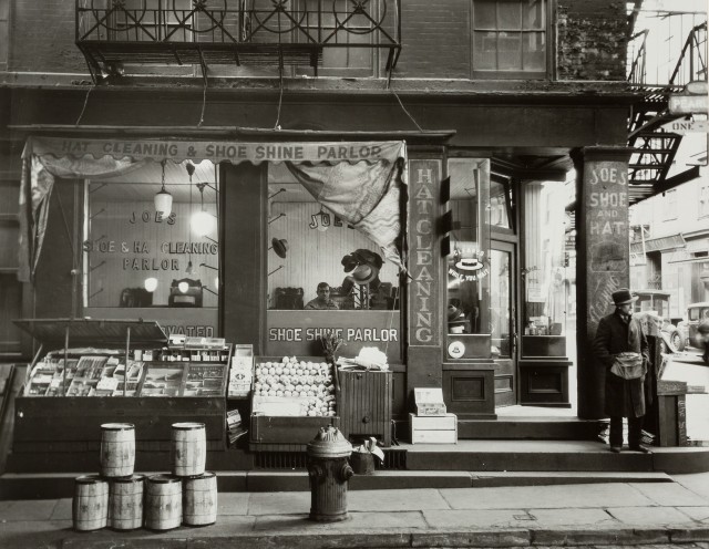Салон чистки обуви, Перл-стрит, 1938 год. Автор Беренис Эббот